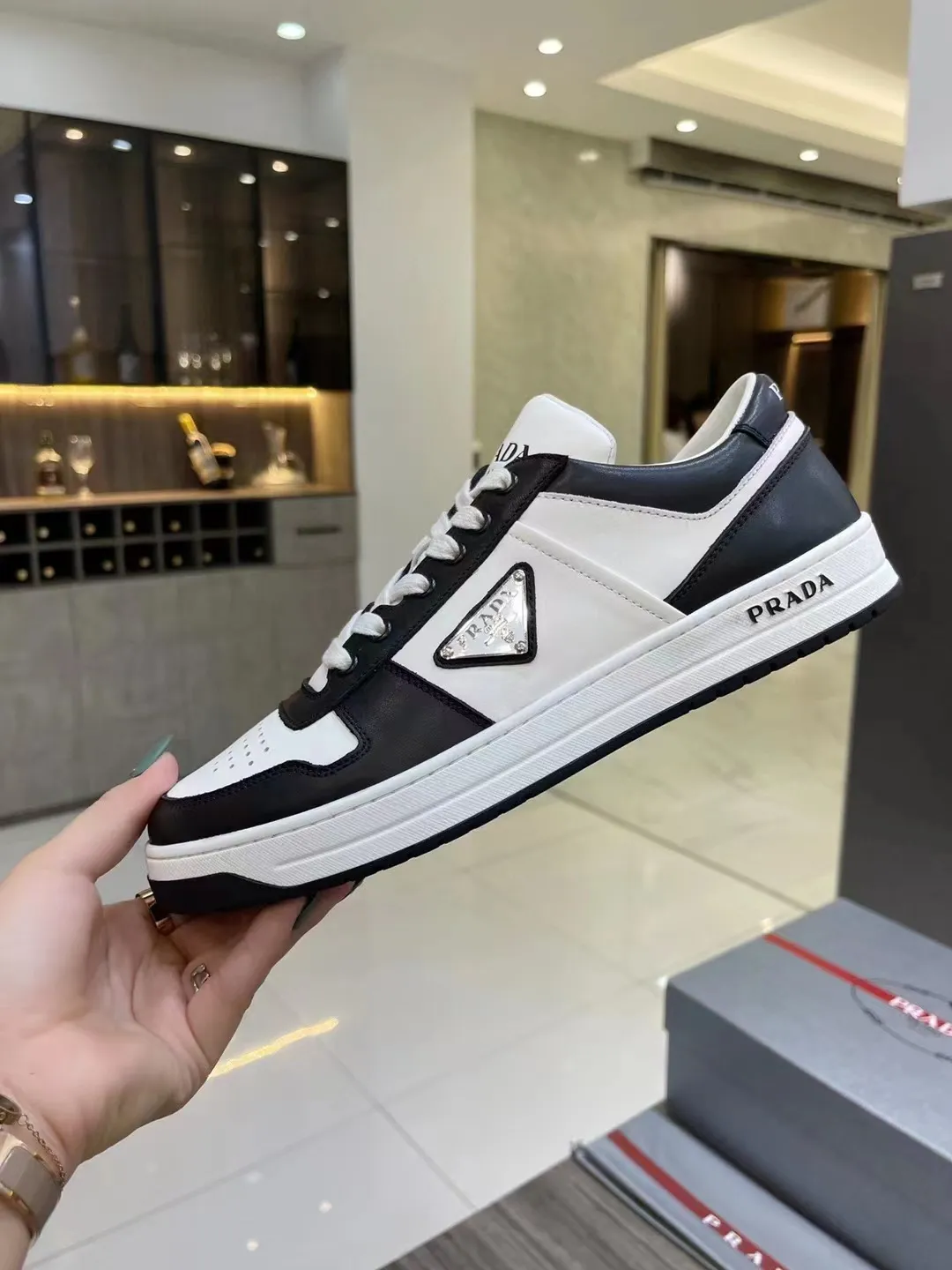 P380 Yuan 38-45 Prada Prada’s new men’s leather sports shoes, the highest version on the market, any comparison is welcome🆚! The original leather has excellent texture and is super high-end! Fetal sheep net lining imported from Italy, removable pad! Luxurious materials and fine workmanship, highly recommended!